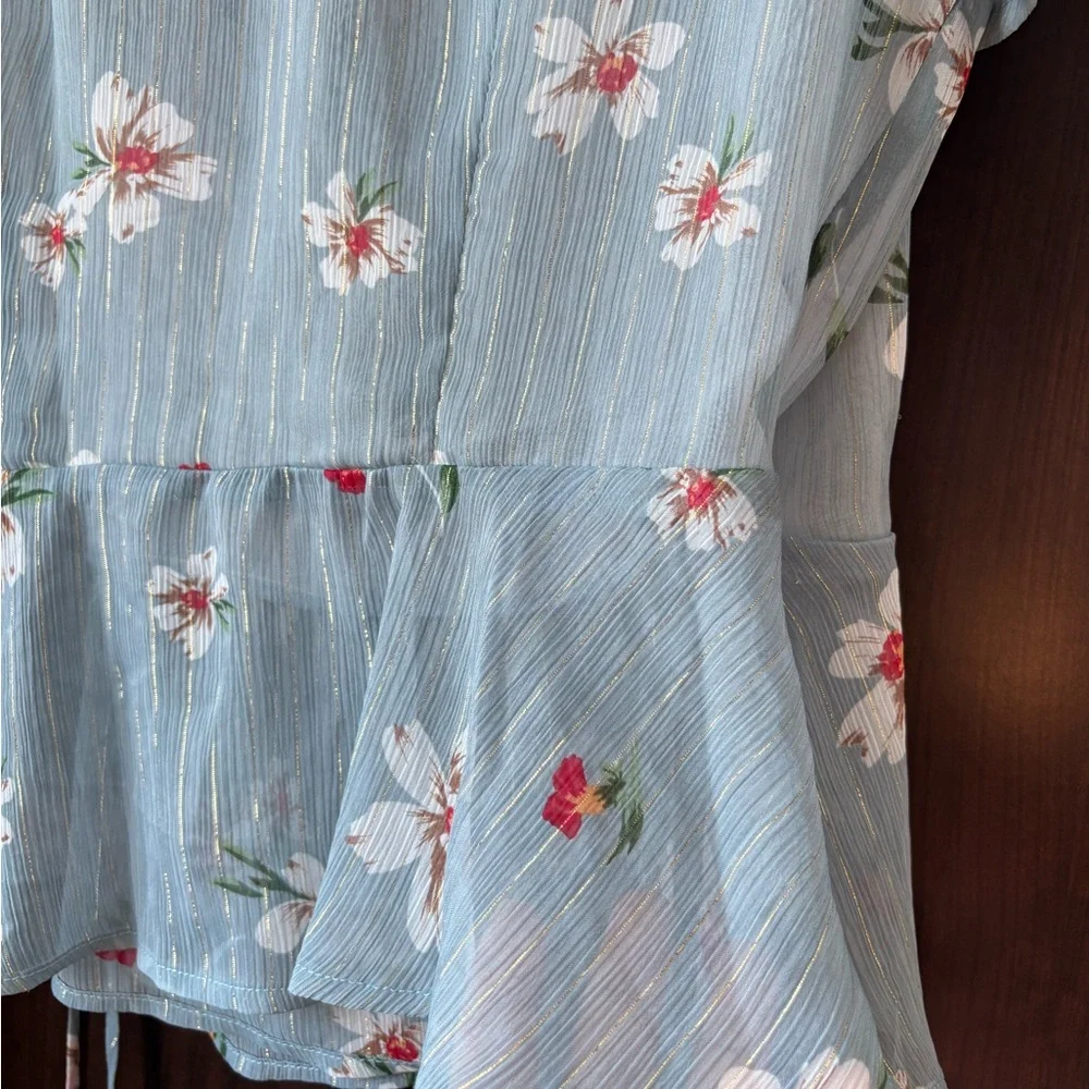 🚨4X$25🚨 Lulu's Blue Floral Wrap Top - Picture 8 of 10